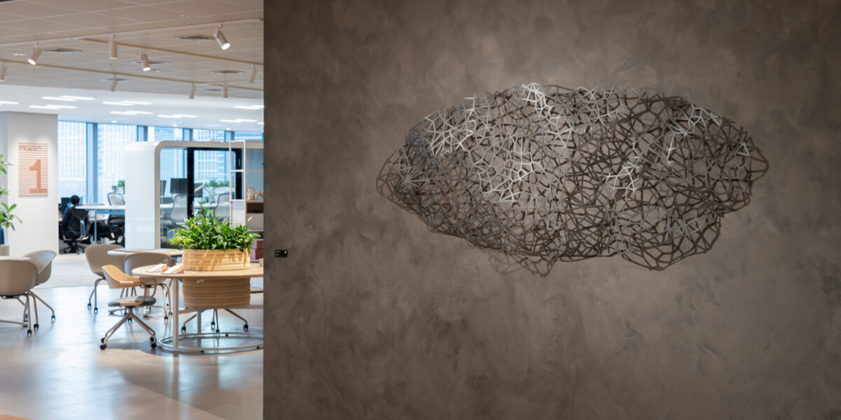 オフィスのリニューアルにともない、山本努さんの作品が壁面を飾ります