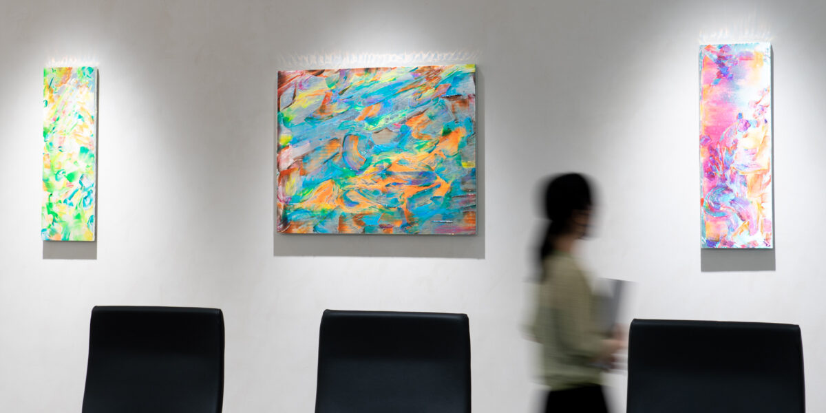 オフィス移転にともない、湯浅実奈さんの作品がオフィス空間を彩ります。