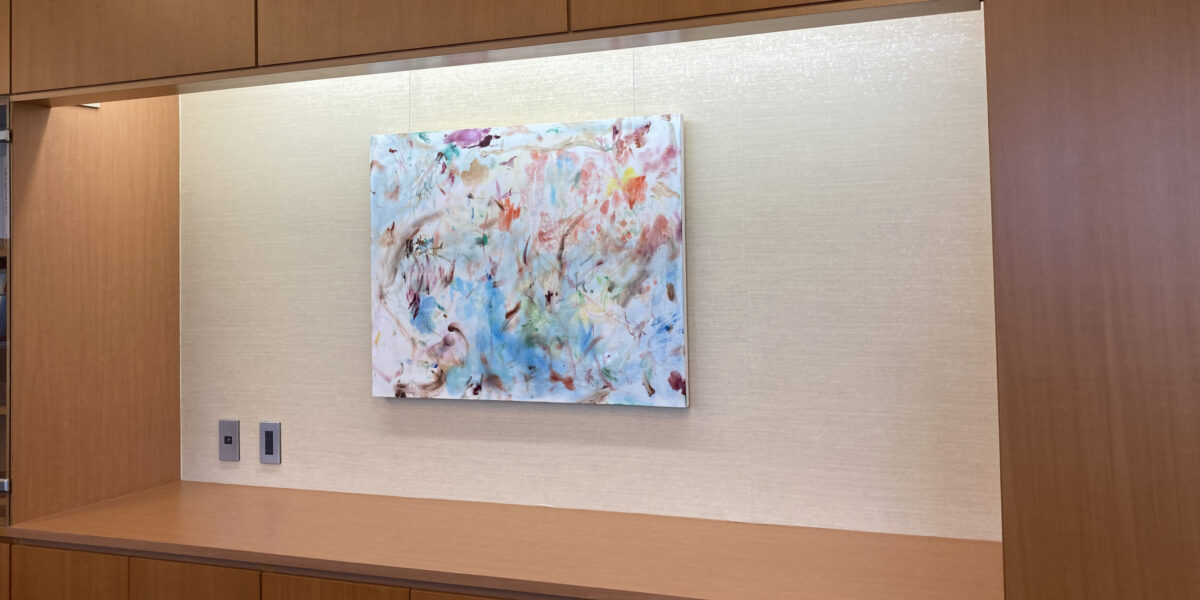 新たに若手アーティスト支援企画展スタート。某所会議室にて山田真緒の絵画が彩りを添えます。