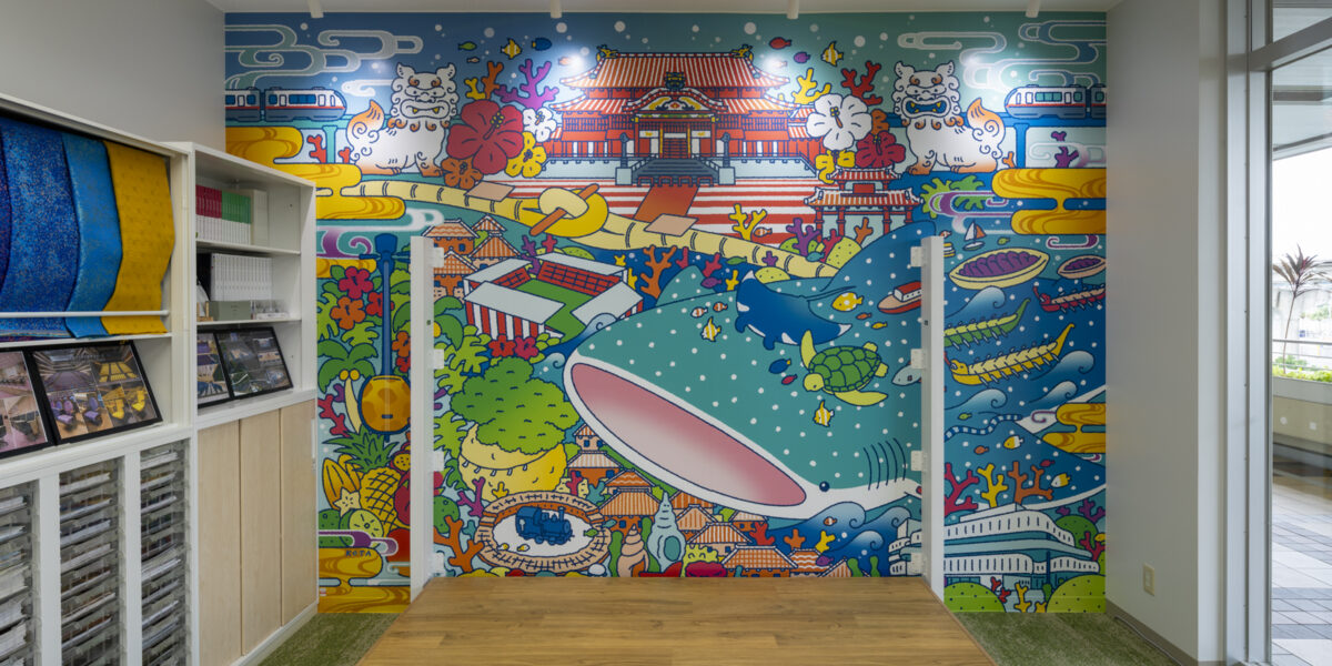 企業のショールームに、沖縄の自然と共に、文化や歴史を取り込んだアートウォールを展開