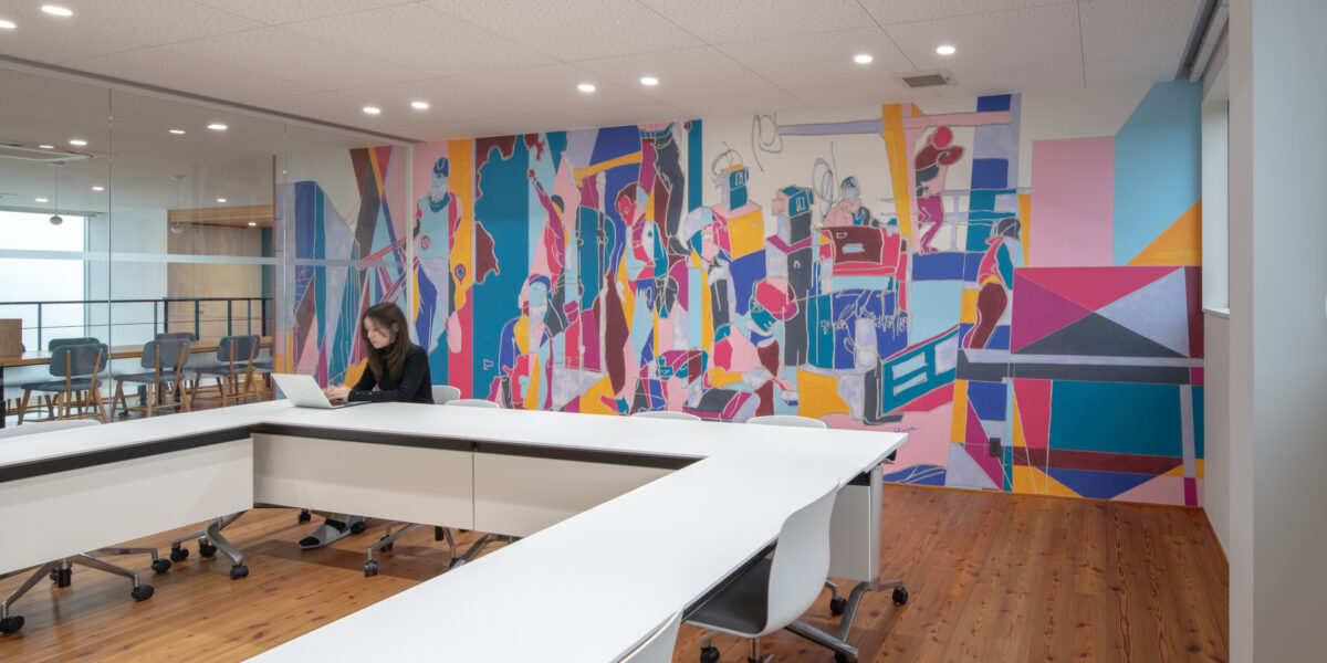 現場でのリサーチを通して描かれた、企業の原点と未来をつなぐ壁面アートが完成しました